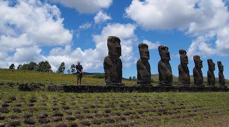 Panowie na Ahu Akivi – Wyspa Wielkanocna, Chile