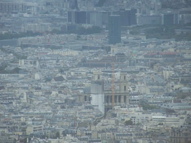 Widok na część Paryża z wieży Eiffel'a