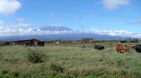 Pod niezwykłą górą toczy się zwykłe życie – Kenia