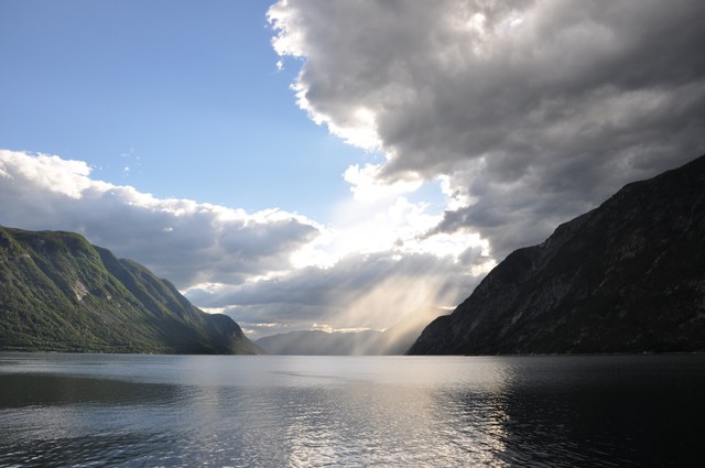 Norweskie góry nad fiordem
