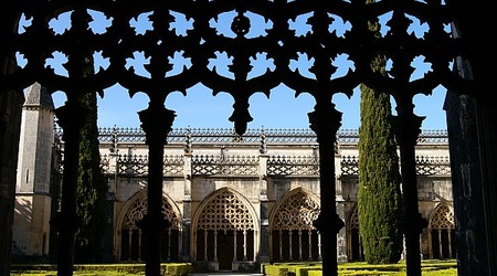 Batalha widok z kruzganków klasztoru na ... krużganki – Portugalia
