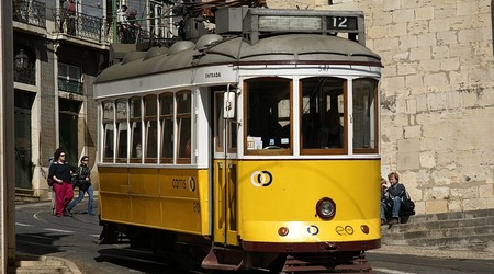 Lizbona tramwaj w Alfamie – Portugalia