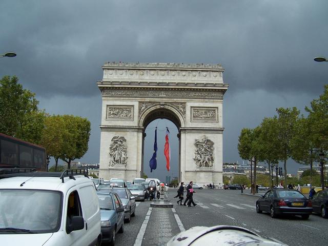 Paryż, Łuk Triumfalny, widok od Pól Elizejskich