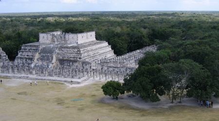 chitzen itza  widok z piramidy – Chichen Itza, Meksyk