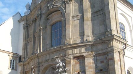 Fasada kościoła – Święty Krzyż, Polska