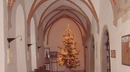 Gotyckie krużganki – Święty Krzyż, Polska