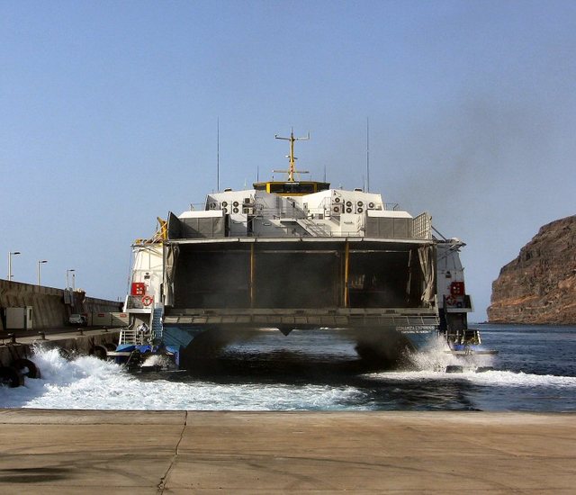 Katamaran firmy  Fred Olsen w  porcie  Sana  Sebastian od  strony rampy  załądunkowej
