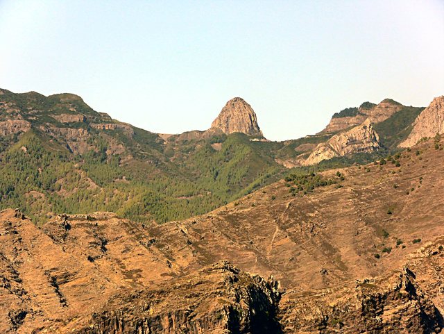 W oddali Roque  del  Agando