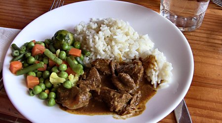 W Agulo postój na lunch. Do tego  miejscowe  wino tinto. – La gomera, Hiszpania