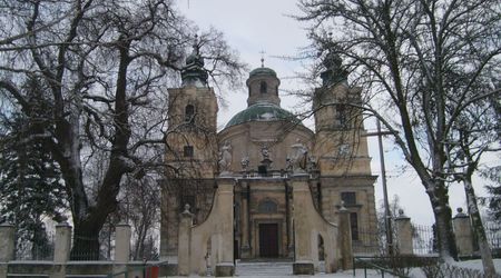 Kościół w zimowej szacie – Klimontów, Polska