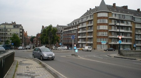 Żołnierze na tyczkach- pomnik – Namur, Belgia