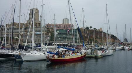 Sylwetka i kolorem kadluba Solanus wyroznia sie w marinie – Valparaíso, Chile