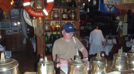 Wpisuje sie do ksiegi pamiatkowej w restauracji   muzeum Hamburg w Vvalparaiso – Valparaíso, Chile