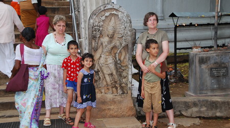 Witający posag w kamieniu przed śiątynią – Anuradhapura, Sri Lanka
