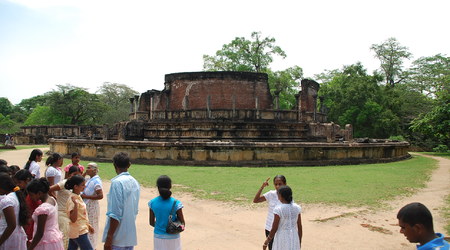 i tu ruiny – Polonnaruwa, Sri Lanka