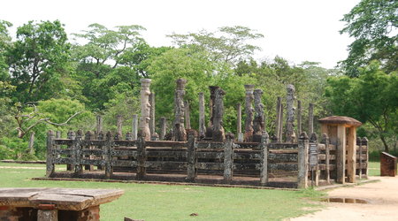 i tu ruiny – Polonnaruwa, Sri Lanka