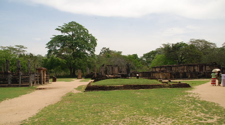 i tu ruiny – Polonnaruwa, Sri Lanka