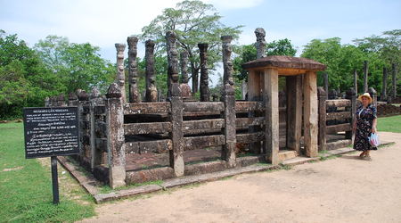 i tu ruiny – Polonnaruwa, Sri Lanka