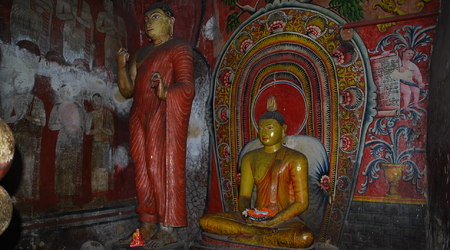 wnętrze świątyni w jaskiniach – Dambulla, Sri Lanka
