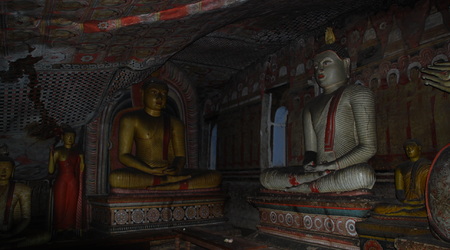 wnętrze świątyni w jaskiniach – Dambulla, Sri Lanka