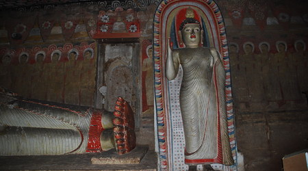wnętrze świątyni w jaskiniach – Dambulla, Sri Lanka