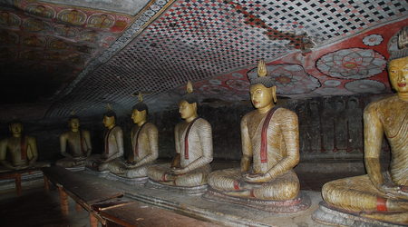wnętrze świątyni w jaskiniach – Dambulla, Sri Lanka