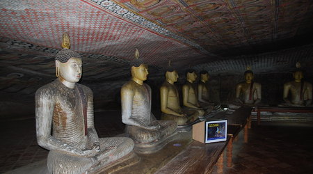 wnętrze świątyni w jaskiniach – Dambulla, Sri Lanka