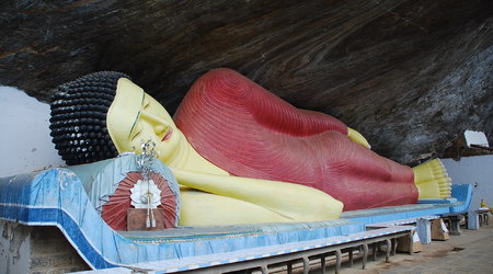 obok Budda współczesny – Ratnapura, Sri Lanka