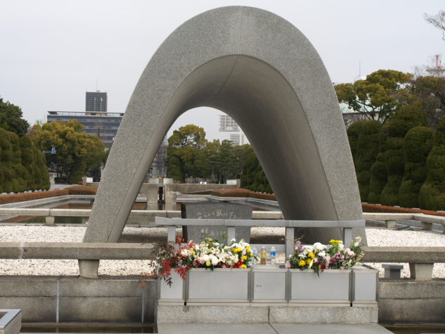 Cenotaf upamietniajacy wszystkie ofiary bomby