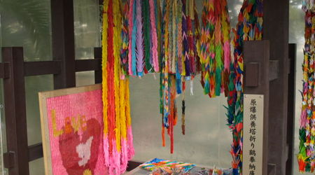 Pomnik pamieci dzieci otoczony papierowymi zurawiami  5 – Japonia