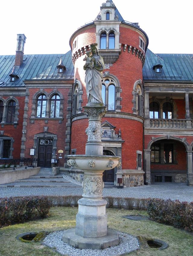 Pławniowice, figura Matki Boskiej na dziedzińcu