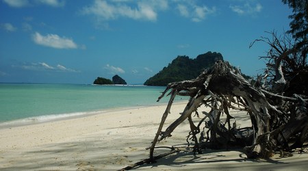 W oddali wyspa Kurczaka – Krabi, Tajlandia