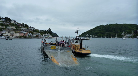 barka przewozaca na druga strone Dartmouth – Wielka Brytania