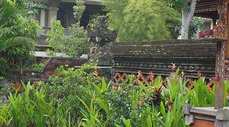 Ubud -  zabudowania za murem – Wyspa bali, Indonezja
