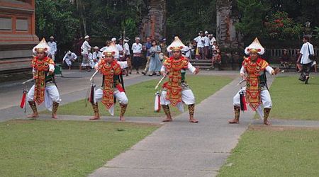 Pura Tirta Empul - taniec wojenny – Wyspa bali, Indonezja