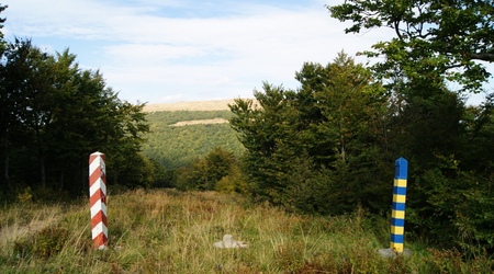 Granica z Wielka Rawką w tle – Bieszczady, Polska