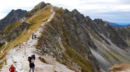 Krzyżne 2112 m.n.p.m.. Szlak na Granaty, kierunek Orla Perć. – Tatrzański Park Narodowy, Polska