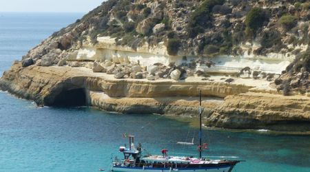 łódź w Cala Pulcino – Lampedusa, Włochy