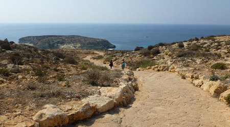 Zejście w dół do plaży Isola dei Conigli – Lampedusa, Włochy