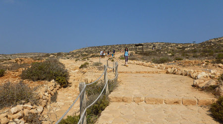 schodząc do plaży przy Wyspie Królików – Lampedusa, Włochy
