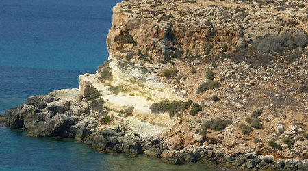 kolorowy brzeg, za nim Cala Pulcino – Lampedusa, Włochy