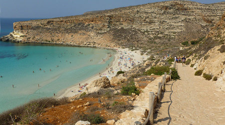 zejście w dół do plaży – Lampedusa, Włochy