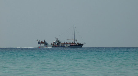 łódź w sąsiedniej zatoce – Lampedusa, Włochy