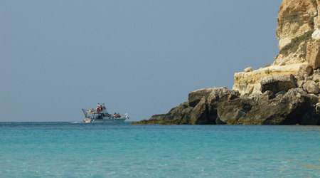 łódź za Wyspą Królików – Lampedusa, Włochy