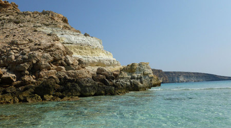 kolorowe skały nabrzeżne – Lampedusa, Włochy