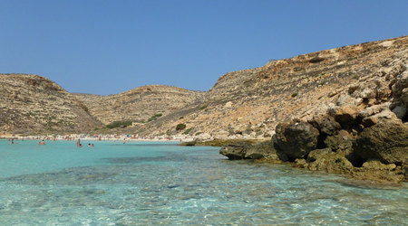 z daleka z morza spojrzenie na plażę – Lampedusa, Włochy
