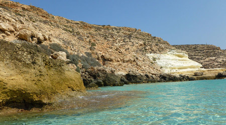w głębi z prawej zatoka Tabaccara – Lampedusa, Włochy