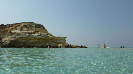ludzie brodzący przy Isola dei Conigli – Lampedusa, Włochy