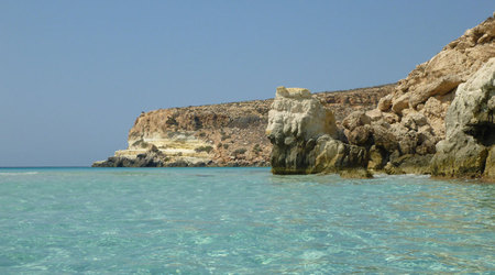 plaża schowała się za skałami – Lampedusa, Włochy