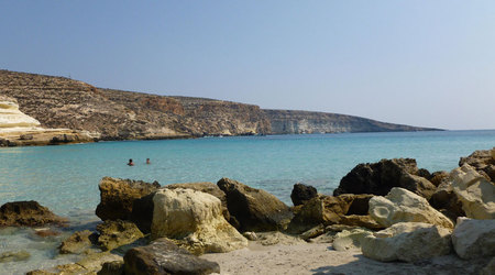 spojrzenie z Wyspy Królików na zatoki – Lampedusa, Włochy